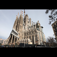 Barcelona, La Sagrada Familia (Krypta-Orgel), Außenansicht von der Plaça de la Sagrada Familia - rechts die noch unfertige Glorienfassade