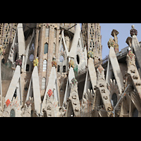 Barcelona, La Sagrada Familia (Chororgel), Bunte Skulpturen von Etsuro Sotoo auf den Giebeln des Hauptschiffs