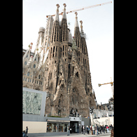 Barcelona, La Sagrada Familia (Krypta-Orgel), Geburtsfassade mit Krippentürmen - dahinter die im Bau befindlichen Aposteltürme
