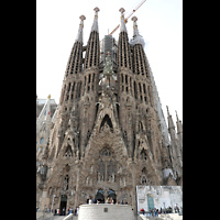 Barcelona, La Sagrada Familia (Krypta-Orgel), Geburtsfassade mit den 4 Krippentürmen (98,40 m außen bzw. 107 m hoch)