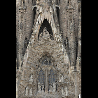 Barcelona, La Sagrada Familia (Krypta-Orgel), Portikus der Liebe: Unten die Geburt Jesu, oben die Krönung Mariens durch Jesus