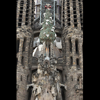 Barcelona, La Sagrada Familia (Krypta-Orgel), Jesus-Anagramm, darüber der Lebensbaum