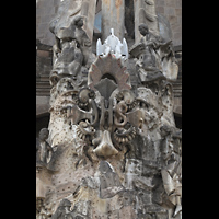 Barcelona, La Sagrada Familia (Krypta-Orgel), Jesus-Anagramm, darüber der Pelikan und das Ei - Symbol der Auferstehung