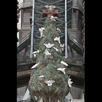 Barcelona, La Sagrada Familia (Krypta-Orgel), Der Baum des Lebens mit Anagramm der Heiligen Dreifaltigkeit (Tau + X +.Taube)