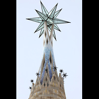 Barcelona, La Sagrada Familia (Krypta-Orgel), Spitze des 138 m hohen Marienturms mit beleuchtetem Stern