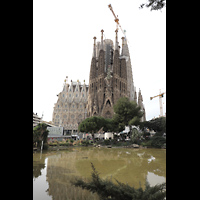 Barcelona, La Sagrada Familia (Krypta-Orgel), Blick von der Carrer de Lepant über den Plaça de Gaudí auf die Basilika