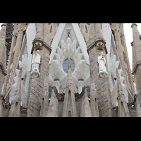 Barcelona, La Sagrada Familia (Krypta-Orgel), Giebel der Apsis mit Figuren und Mosaiken am Marienturm