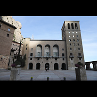 Montserrat, Basílica Santa María - Capella de Sant Fructuós, Äußeres Atrium und neue Fassade mit Reliefs von Joan Rebull