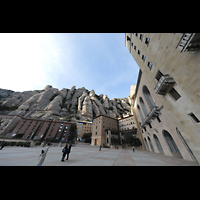 Montserrat, Basílica Santa María, Blick vom äußeren Atriium auf die Fassade und die Berge