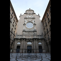 Montserrat, Basílica Santa María - Capella de Sant Fructuós, Inneres Atrium und Fassade von Francesc de Paula del Villar I Carmona (1900)