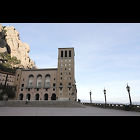 Montserrat, Basílica Santa María - Cambril, Äußeres Atrium mit Klosterturm und Blick auf die Berge