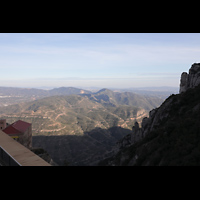 Montserrat, Basílica Santa María, Blick von der Terrasse des Atriums auf die Berge und die Ebene von Barcelona