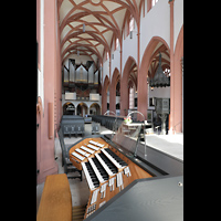 Bayreuth, Stadtkirche Heilig Dreifaltigkeit, Blick über den Zentralspieltisch zur Hauptorgel