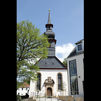 Wirsberg, St. Johannis (ev.), Frontalansicht der Kirche mit Hauptportal und Turm
