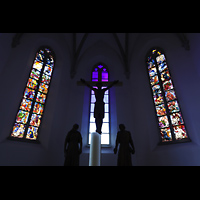 Naila, Stadtkirche, Bunte Glasfenster und Kreuzigungsgruppe im Chorraum
