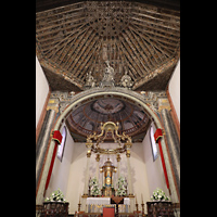 La Orotava (Tenerife), San Juan Bautista (Richborn-Orgel), Hauptaltar und reich verzierte Kassettendecke im Mudejar-Stil