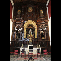La Orotava, San Agustín, Hauptaltar der Virgen del Rosario aus dem 18. Jh. und reich verzierte Kassettendecke