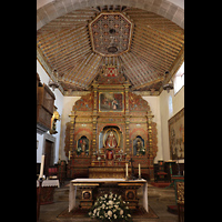 Adeje (Teneriffa), Santa Úrsula, Hauptaltar der Virgen del Rosario aus dem 18. Jh. und reich verzierte Kassettendecke