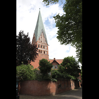 Lüneburg, St. Johannis (Hauptorgel), Blick von An der Ratsmühle auf den Kirchturm