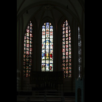 Lüneburg, St. Johannis (Chororgel), Bunte Glasfenster im Chor
