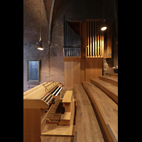 Hannover, Marktkirche St. Georgii et Jacobi (Italienische Orgel), Seitlicher Blick auf den Spieltisch und den rechten Prospekt der Chor-Ensembleorgel