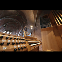 Hannover, Marktkirche St. Georgii et Jacobi (Hauptorgel), Spieltisch und rechter Prospekt der Chor-Ensembleorgel perspektivisch