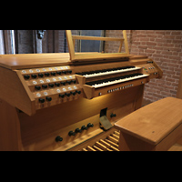 Hannover, Marktkirche St. Georgii et Jacobi (Italienische Orgel), Spieltisch der Chor-Ensembleorgel seitlich