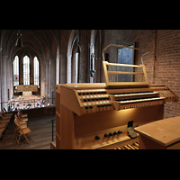 Hannover, Marktkirche St. Georgii et Jacobi (Chor-Ensembleorgel), Seitlicher Blick über den Spieltisch der Chor-Ensembleorgel in die Kirche