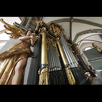 Wolfenbüttel, Hauptkirche Beatae Mariae Virgine, Posaunenengel an der linken Prospektseite mit Blick auf die Orgel