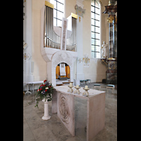 Herbolzheim, St. Alexius (Chororgel), Moderner Altar und Chororgel