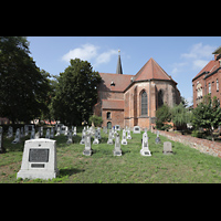 Jüterbog, Liebfrauenkirche, Friedhof und Chor von Osten