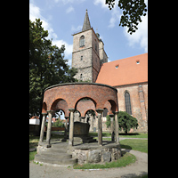 Jüterbog, Nikolaikirche (Hauptorgel), Soldatendenkmal im Süden der Kirche