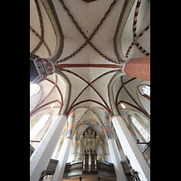 Jüterbog, Nikolaikirche (Chororgel), Blick auf die Hauptorgel ins Gewölbe