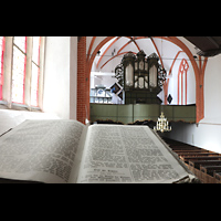 Hinte, Reformierte Kirche, Blick von der Kanzel über die aufgeschlagene Bibel zur Orgel