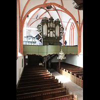 Hinte, Reformierte Kirche, Blick von der Kanzel zur Orgel - links die Mechanik der Uhr