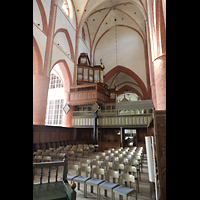 Norden, St. Ludgeri, Chorraum und Orgel in Richtung Langhaus