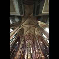 Papenburg, St. Antonius, Blick über die Orgel ins Gewölbe und in die Kirche