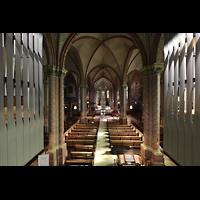 Papenburg, Stadtkirche St. Antonius, Blick von der Orgelempore zwischen den Orgeltürmen in die Kirche