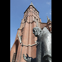 Papenburg, Stadtkirche St. Antonius, Bronzefigur des Heiligen Antonius mit Kirchturm