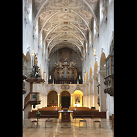 Regensburg, Niedermünster, Innenraum in Richtung Orgel (teilbeleuchtet)