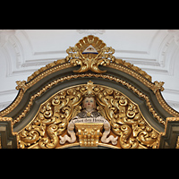 Altötting, Basilika St. Anna (Chororgel), Schnitzwerk mit Putto auf dem Mittelteil des Gehäuses