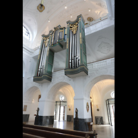 Altötting, Basilika St. Anna (Chororgel), Orgelempore mit vorgelagertem 32'-Pedalprospekt und Rückpositiv
