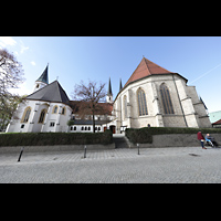 Altötting, Stiftskirche St. Philippus und Jakobus, Ansicht vom Tillyplatz - links die Gruft des Feldherrn Johann T’Serclaes von Tilly