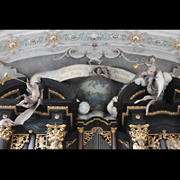 Regensburg, Basilika St. Emmeram, Putten und Weltkugel auf dem Dach der Orgel