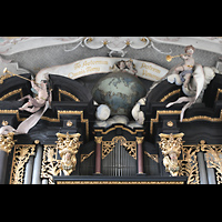 Regensburg, St. Emmeram, Putten und Weltkugel auf dem Dach der Orgel