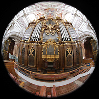 Passau, Dom St. Stephan, Orgelempore mit Evangelien-, Haupt- und Epistelorgel kurz vor Schließung 2023