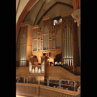 Stockholm, Oskarskyrkan, Orgel seitlich (beleuchtet)