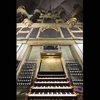 Stockholm, S:t Jacobs Kyrka (Kleine Orgel), Spieltisch und Orgelprospekt