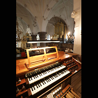 Stockholm, Deutsche St. Gertruds-Kirche (Düben-Orgel), Blick über den Spieltisch der Juno-Orgel zur Düben-Orgel