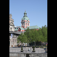 Stockholm, S:t Jacobs Kyrka (Kleine Orgel), Blick von der Strömbron-Brücke auf die Kirche und den Kungsträdgården-Park